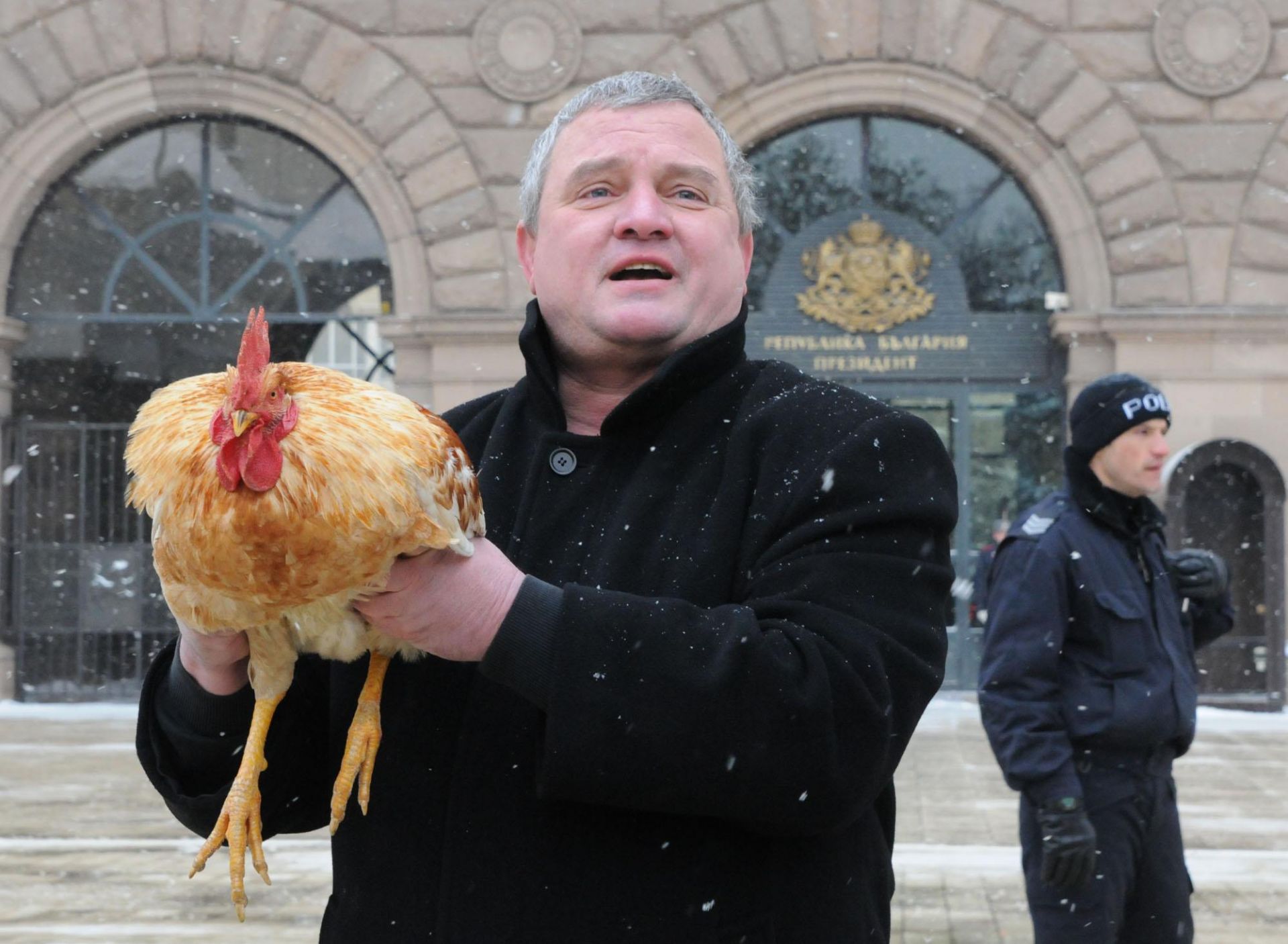 Ексцентричният варненец Росен Марков чака президента с петел и пожелание 