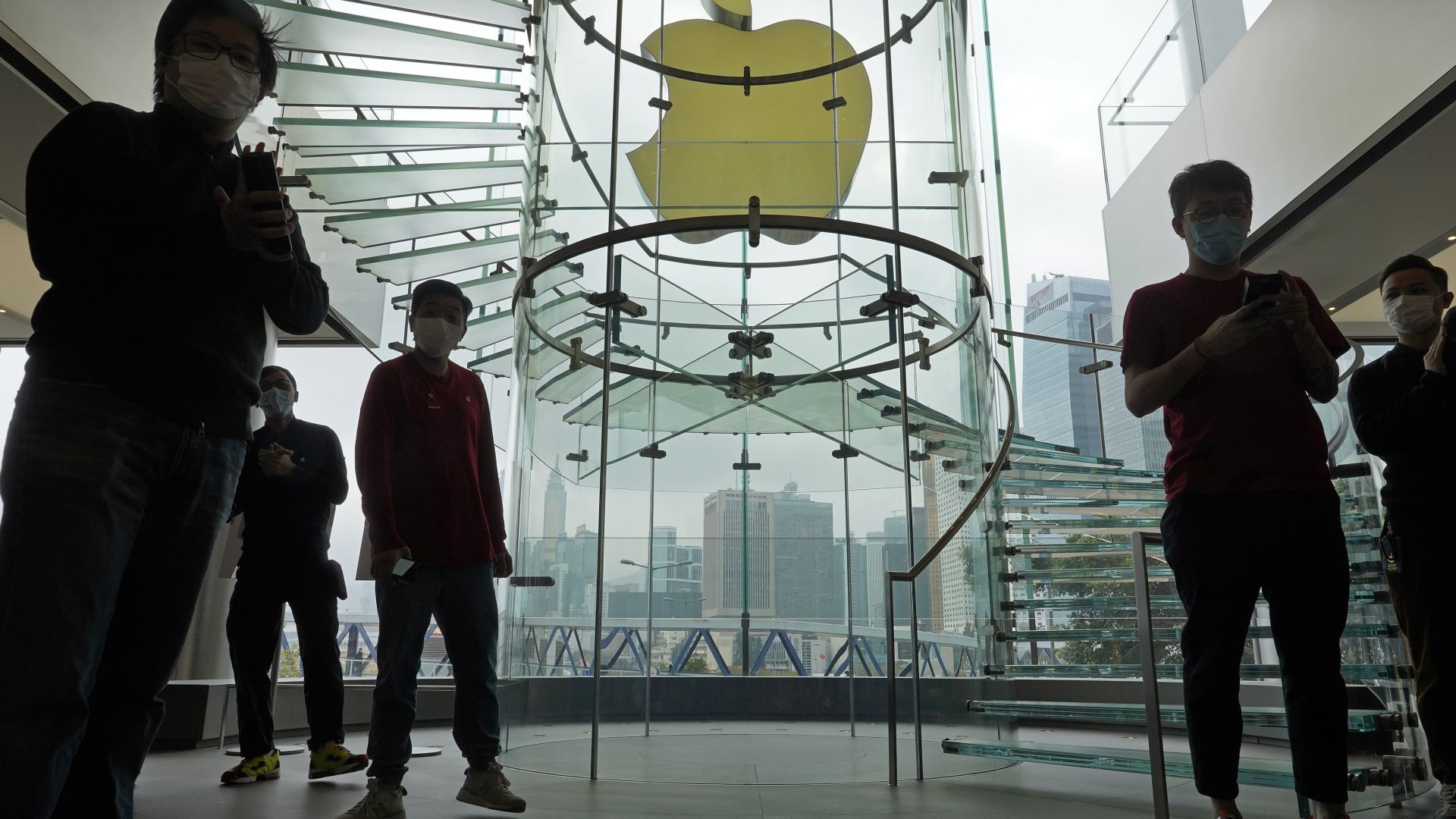 Apple отваря отново над половината си магазини в Китай