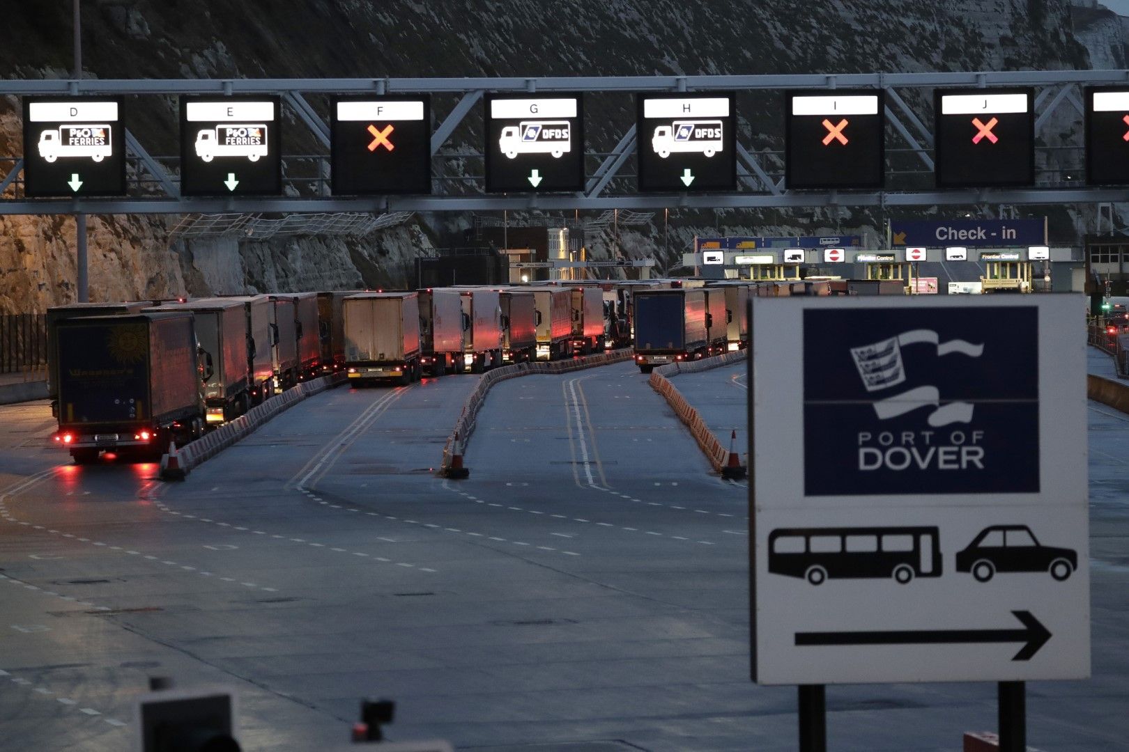 Камиони чакат да се качат на ферибота към континента от британското пристанище Дувър - в първия ден след Брекзит - 1 февруари. Все още не е ясно какви търговски правила ще договорят Великобритания и Европейския съюз