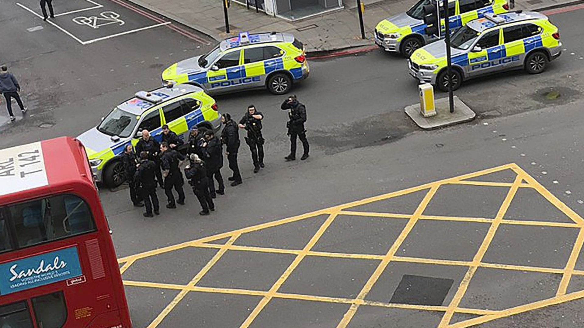 Британската полиция съобщи днес че полицаи са застреляли мъж в