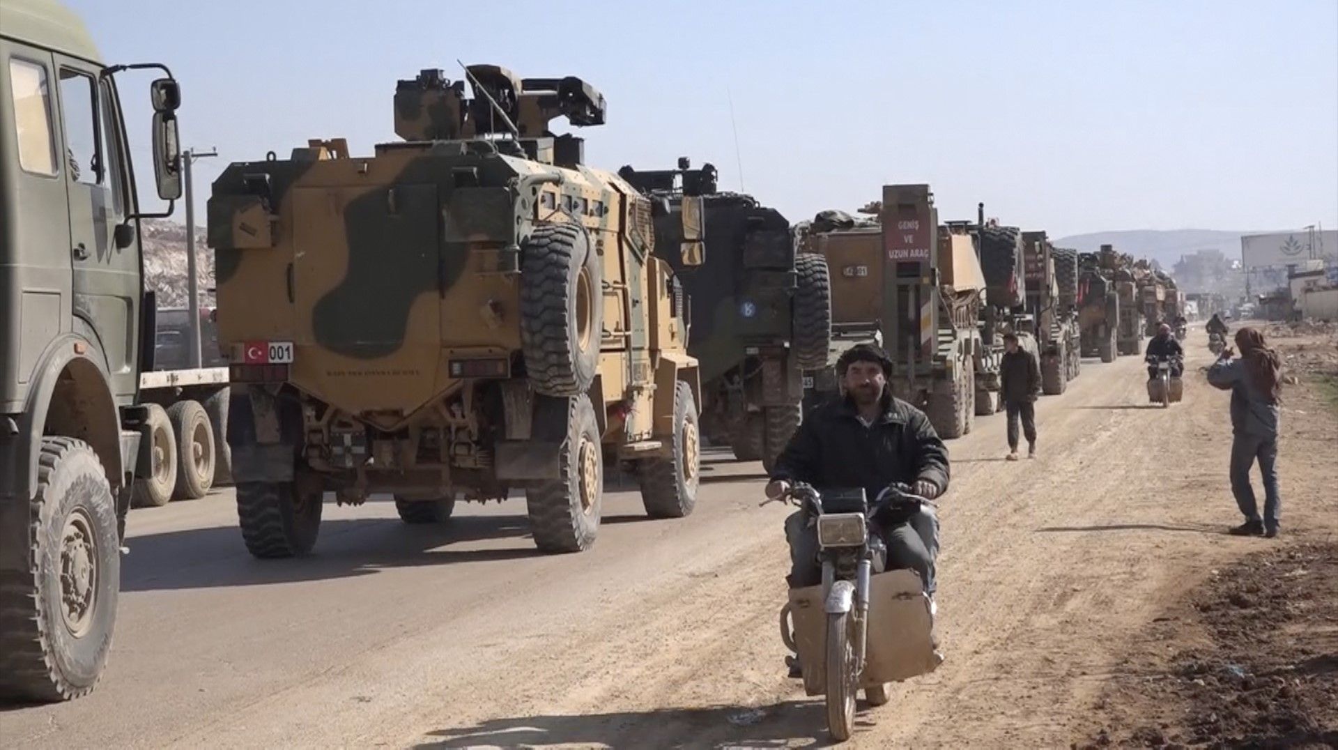 Турски бойни машини преминават край град Сармада в провинция Идлиб, Сирия, 2 февруари