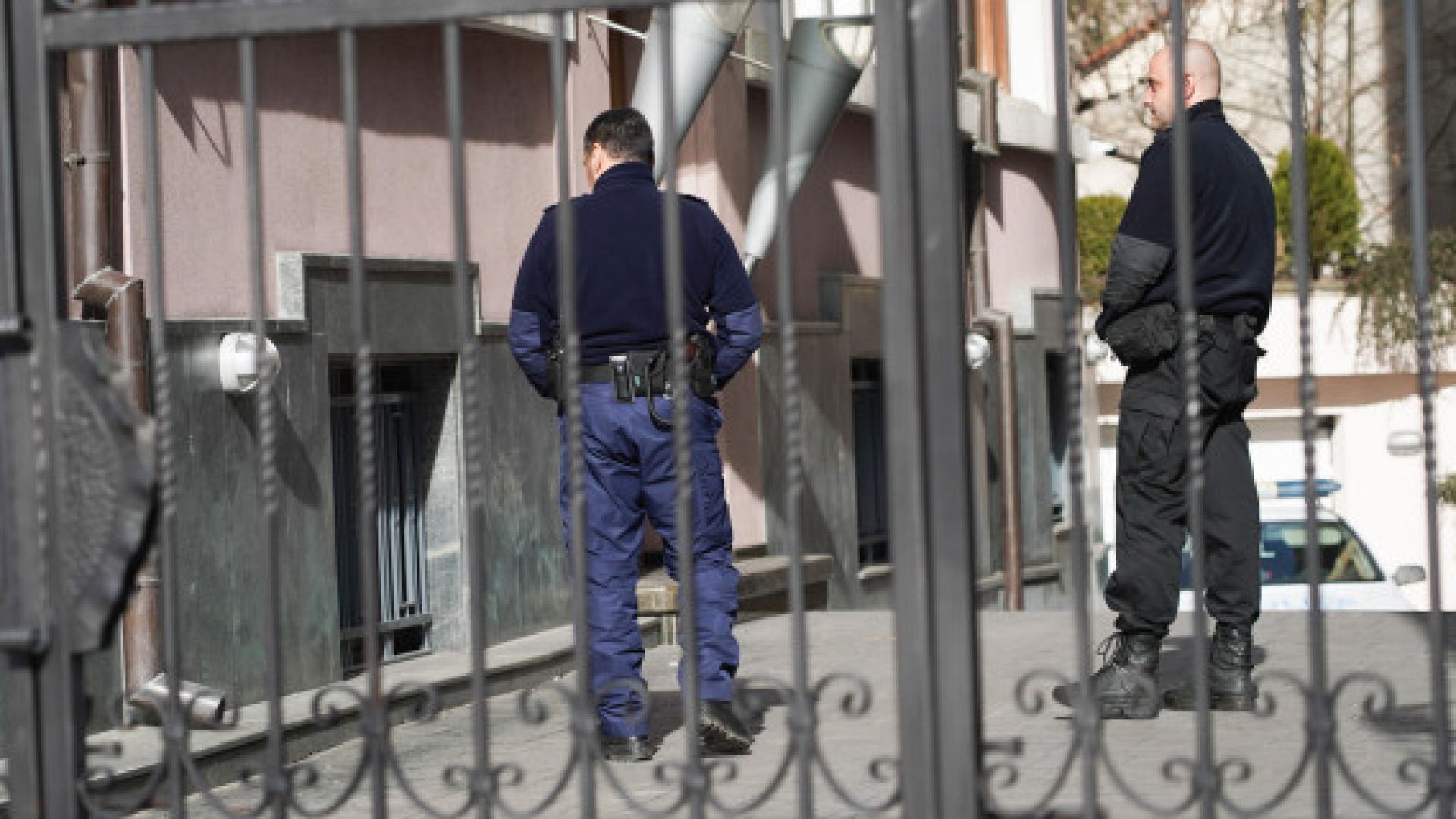 Каменни артефакти бяха изнесени от дома и офисите на Васил