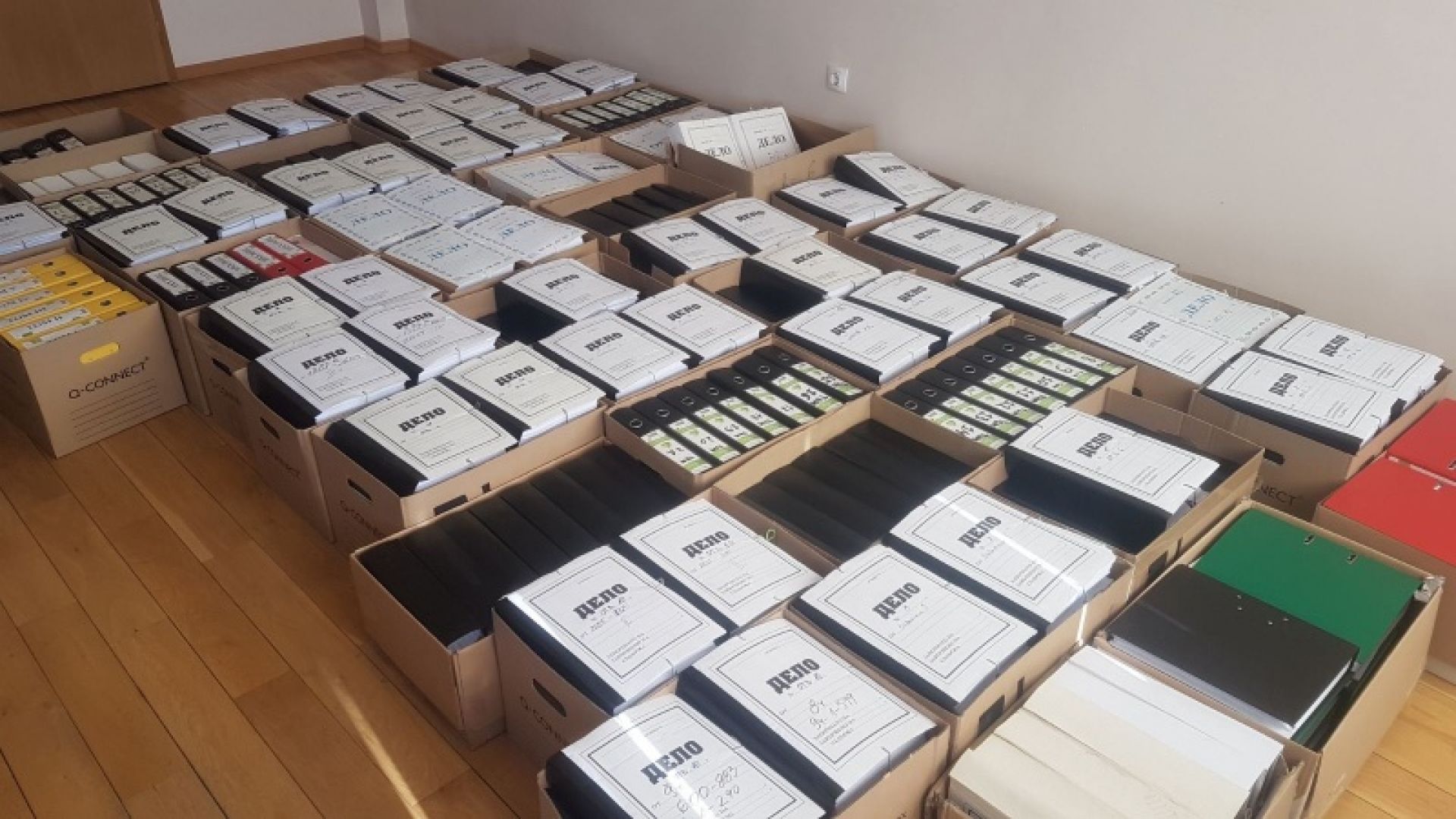 С 300 тома документи КПКОНПИ внесе исковете за отнемане на имотите на Баневи (снимки)
