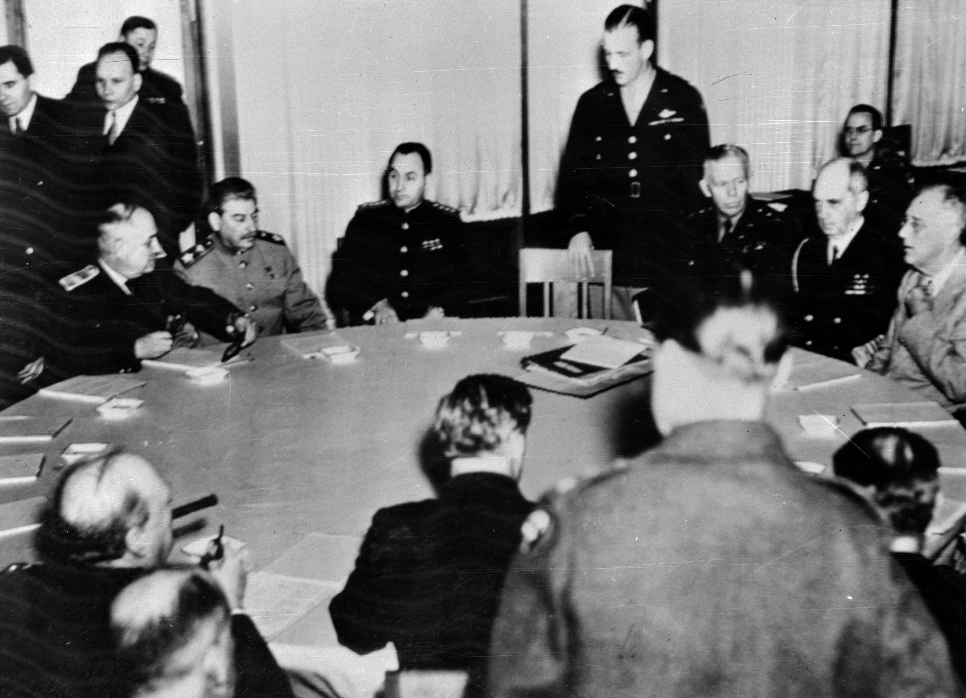 Американският президент Рузвелт (1882 - 1945), вдясно, с адмирал Уилям Д. Лехи и генерал Джордж К. Маршал на конференцията в Ялта през 1945 г.  Сталин, вляво от центъра на масата, и Чърчил, са с гръб към фотообектива