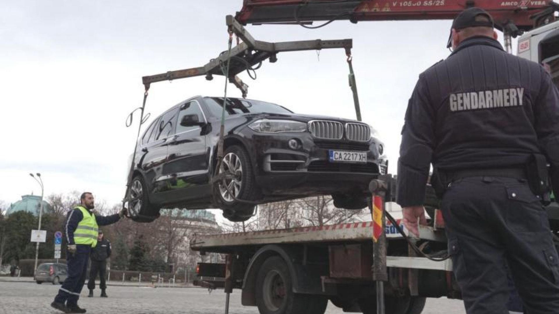 Жандармерията изкара луксозни джипове от гаражите на Нове холдинг при