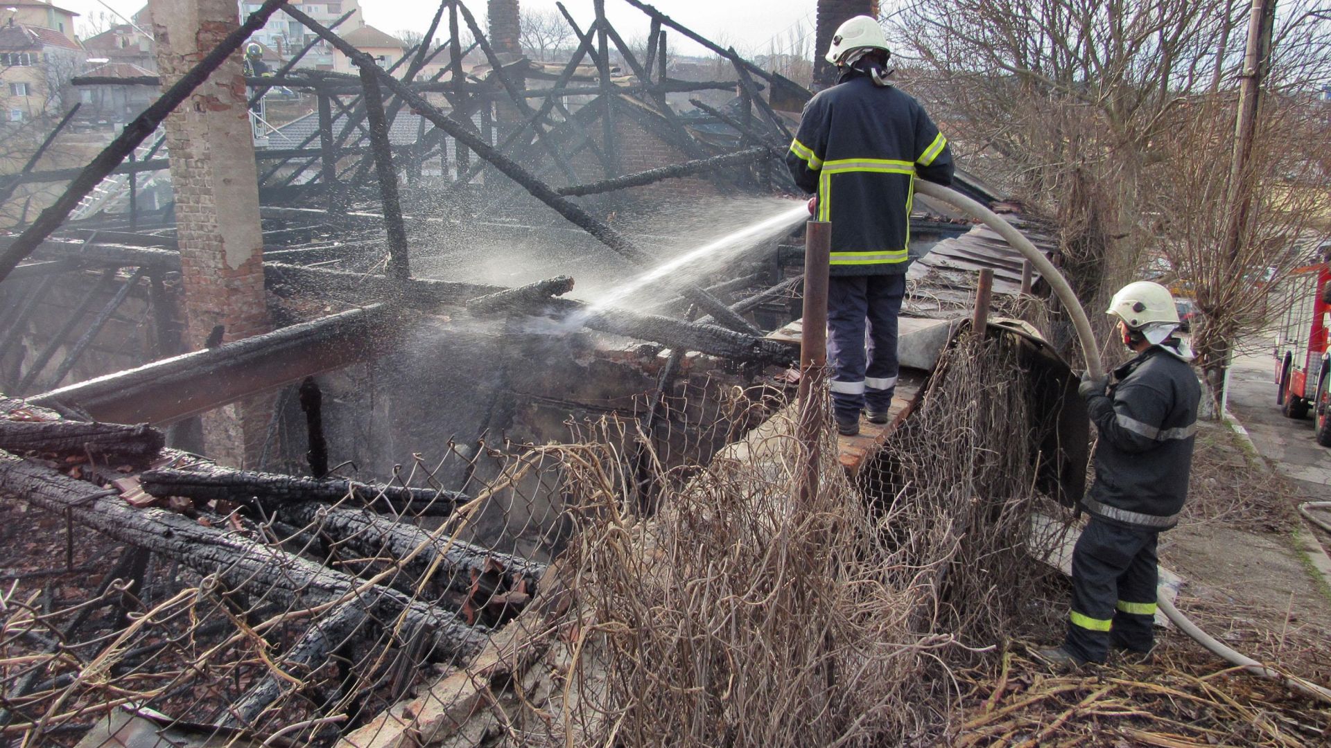 Къща изгоря до основи при пожар тази нощ в Русе