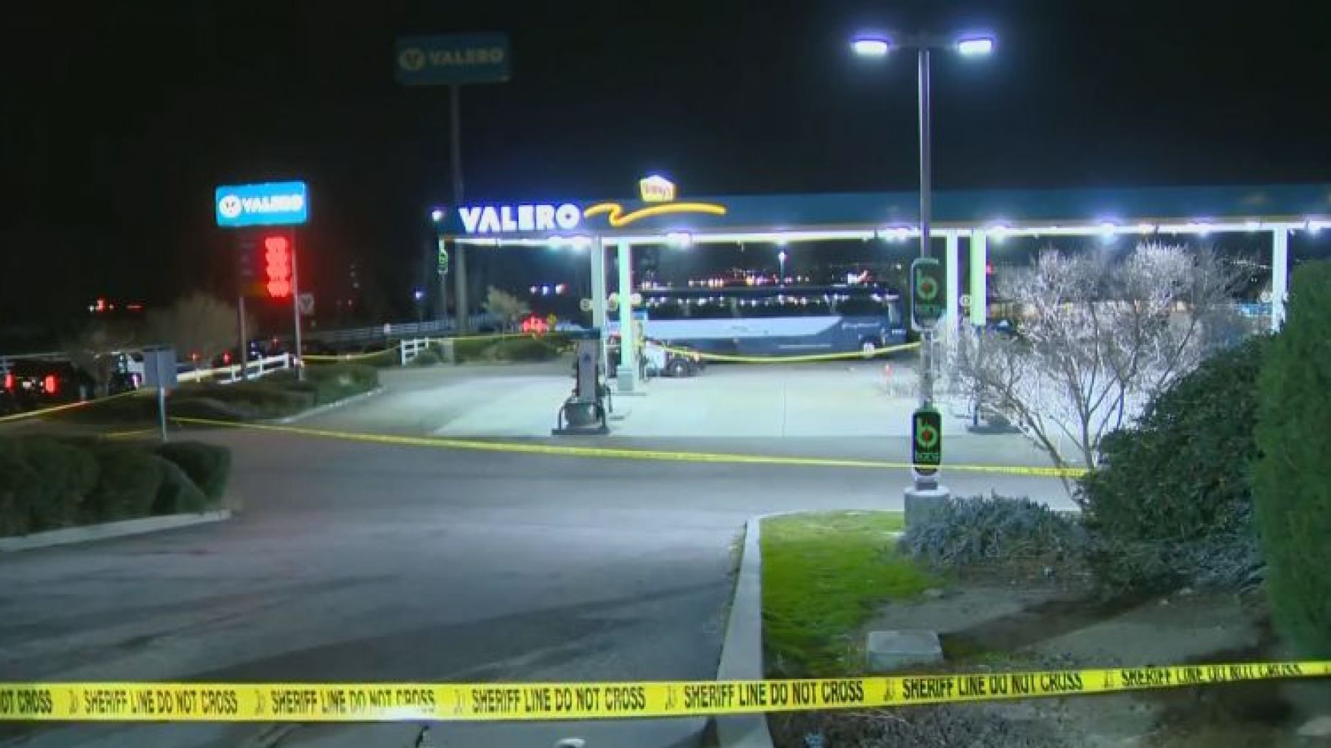 Неизвестен извършител е открил стрелба по автобус пътуващ от Лос