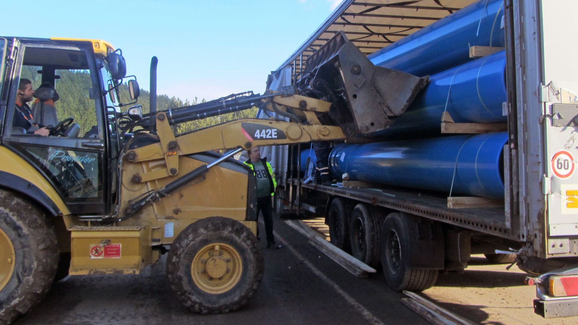 Близо километър от спасителния водопровод за Перник вече е изкопан