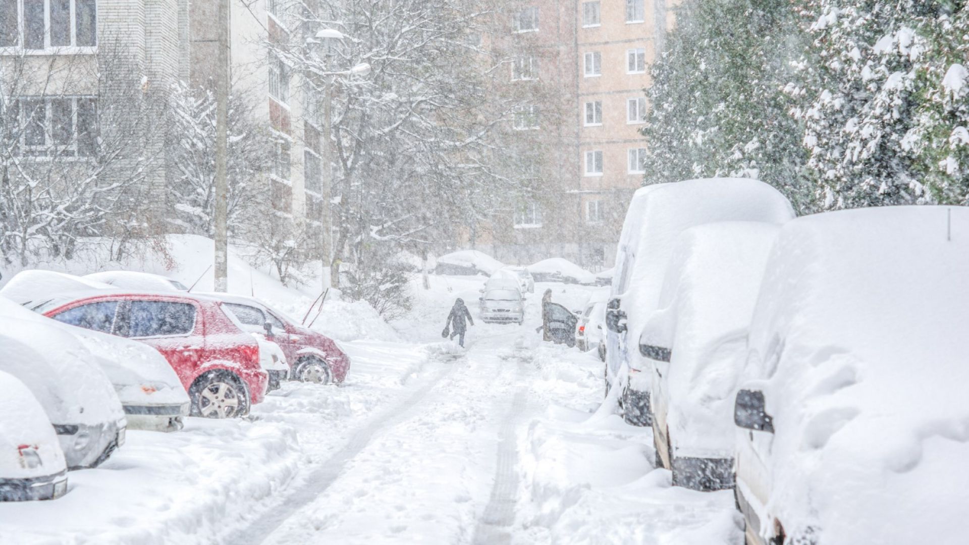 Със засилване на валежите от сняг и понижението на температурите в