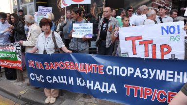 Противници на СЕТА протестират пред парламента
