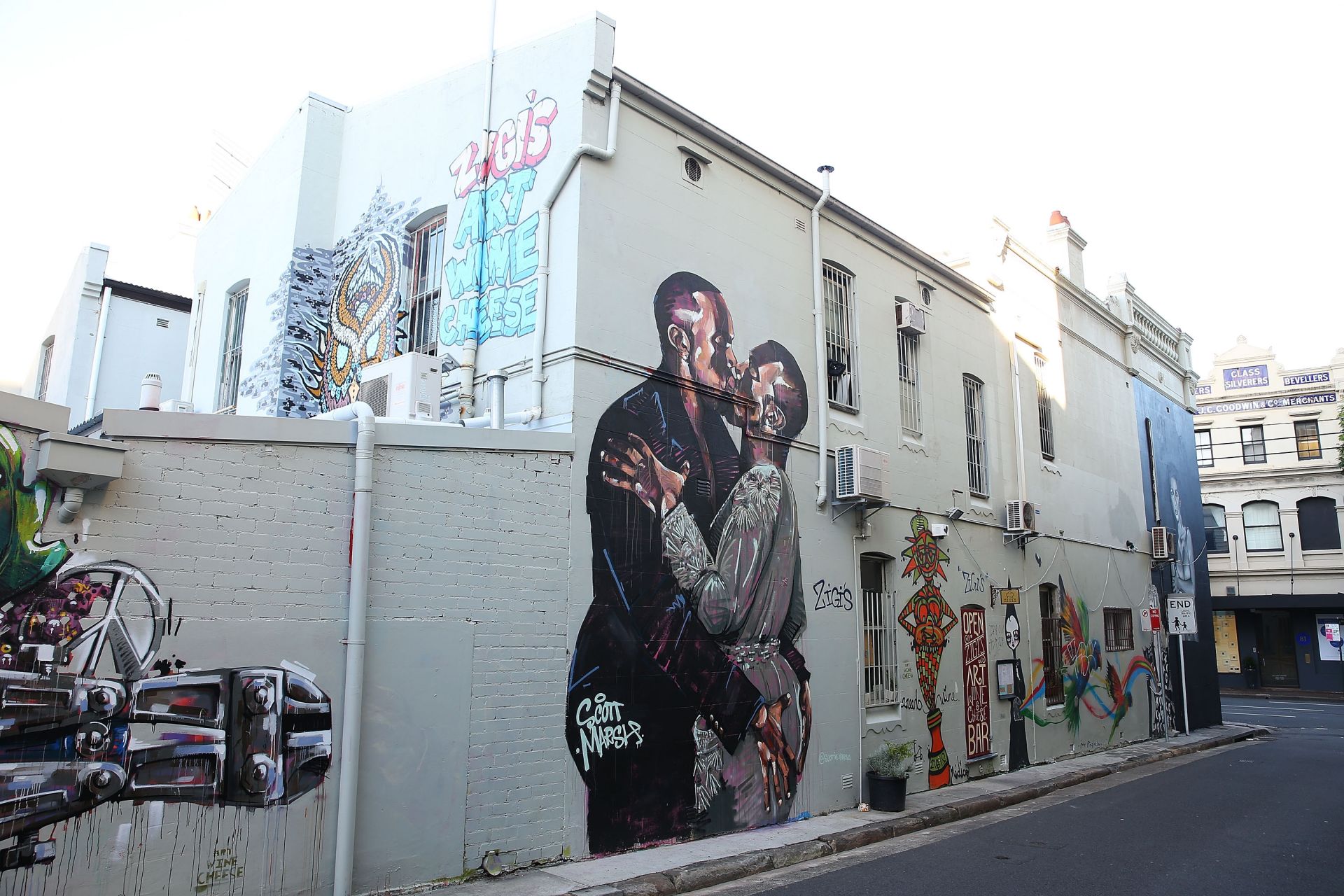 Скандаленият графит, осмиващ рапъра Каниа Уест  е продаден на един-единствен принт за 100 хилдяи долара и след това премахнат лично от автора 