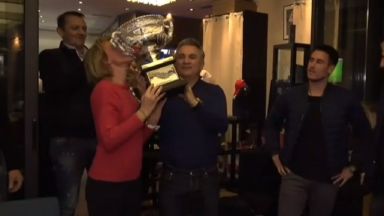 Гордата майка на Джокович през сълзи показа трофея в Сърбия