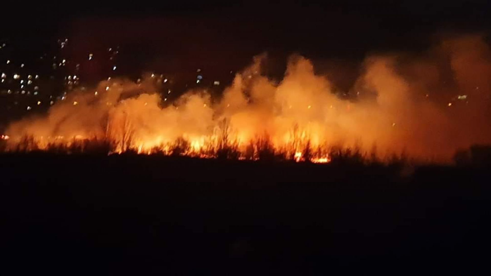 Голям пожар е избухнал в столичния жк Младост 4 Снимки