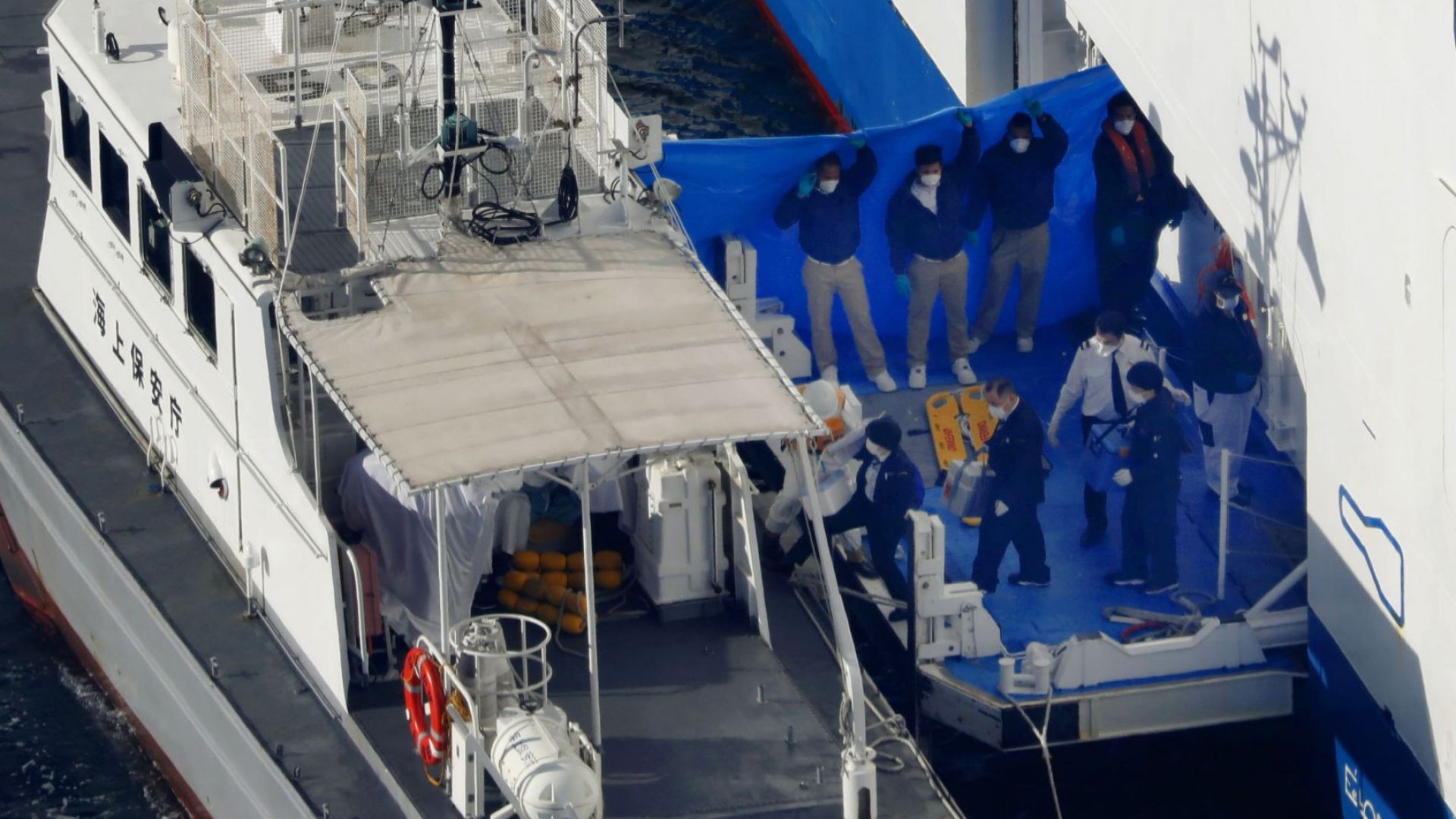 Десет пътника на круизен кораб хвърлил котва на японското пристанище