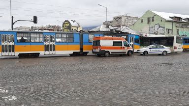 Автобус блъсна пешеходка на голямо столично кръстовище