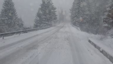  Затворени проходи и неизчистени пътища при изобилния снеговалеж 