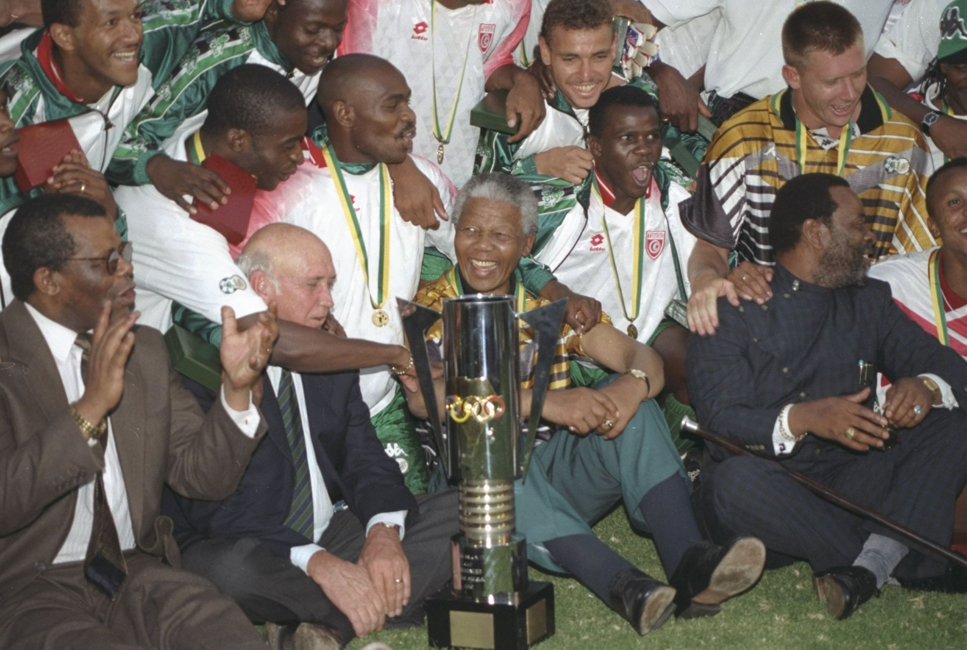 1996 г. Президентът Мандела празнува с южноафриканските играчи след победата им във финала за Купата на Африканските нации срещу Тунис с 2-0