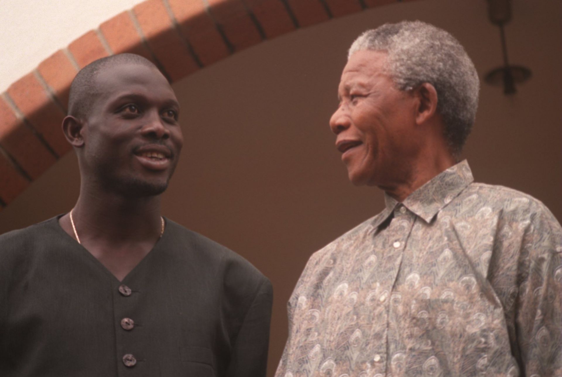 С легендарния южноафрикански футболист Джордж Уеа, който по-късно се занимава с политика, а днес е президент на Либерия