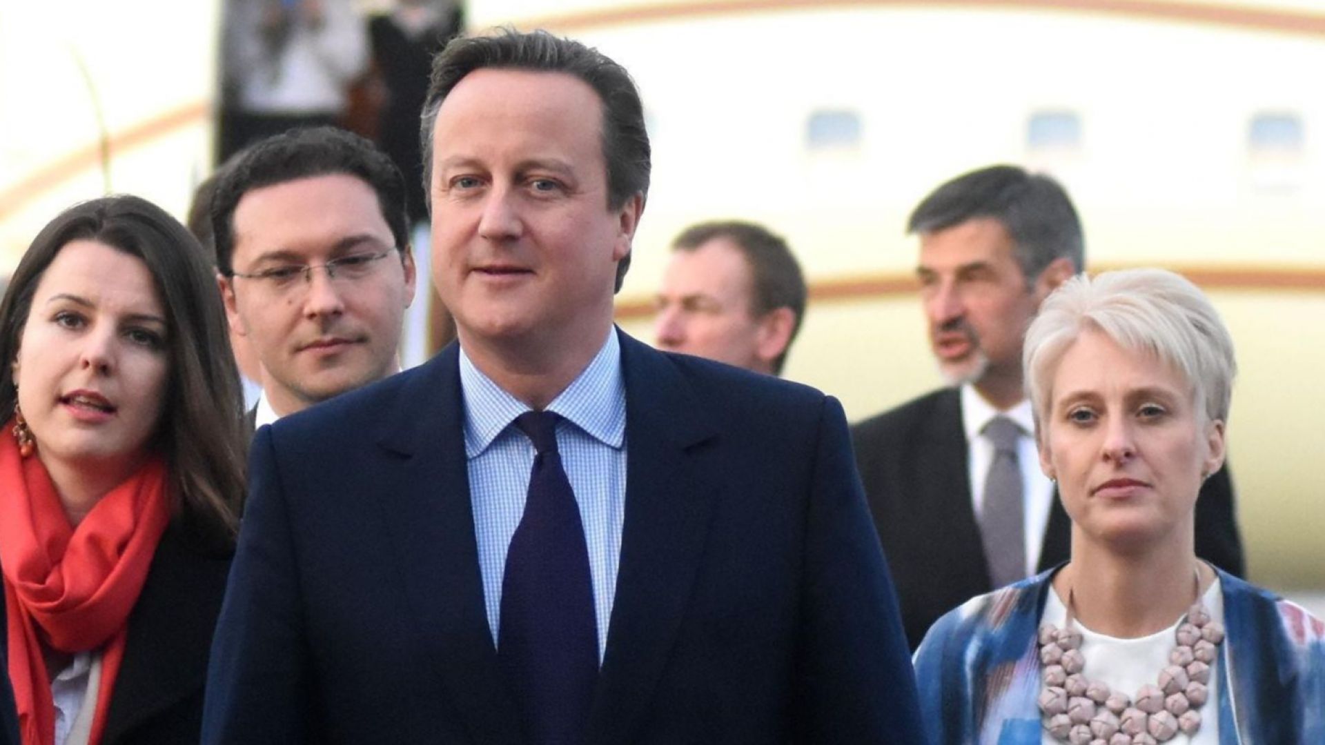 Британският полицай охраняващ Дейвид Камерън е забравил пистолета си и