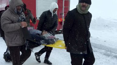Втора лавина затрупа десетки спасители на магистрала в Турция (снимки и видео)