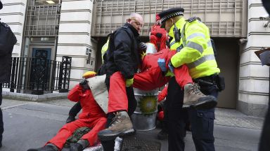 Би Пи временно затвори централата си в Лондон заради протест на екоактивисти
