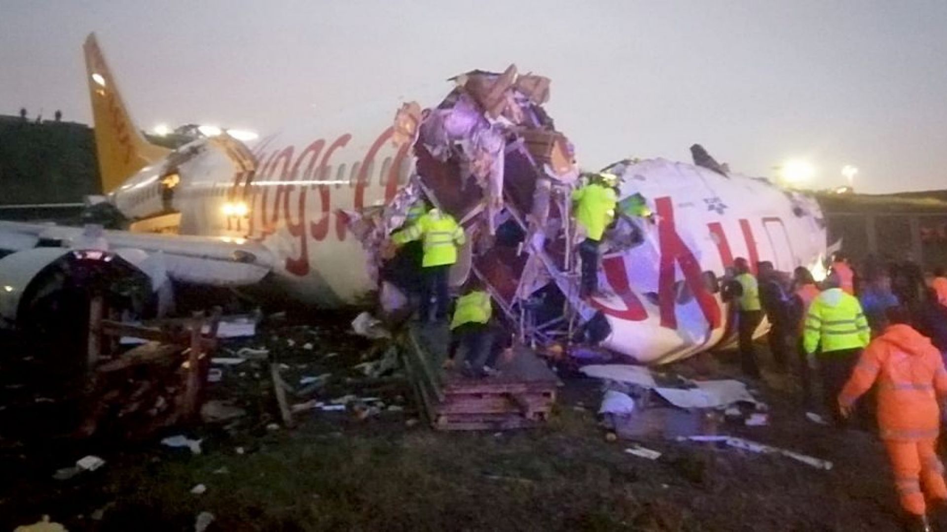 Самолет излезе от пистата и се разцепи на три на летището в Истанбул (видео)