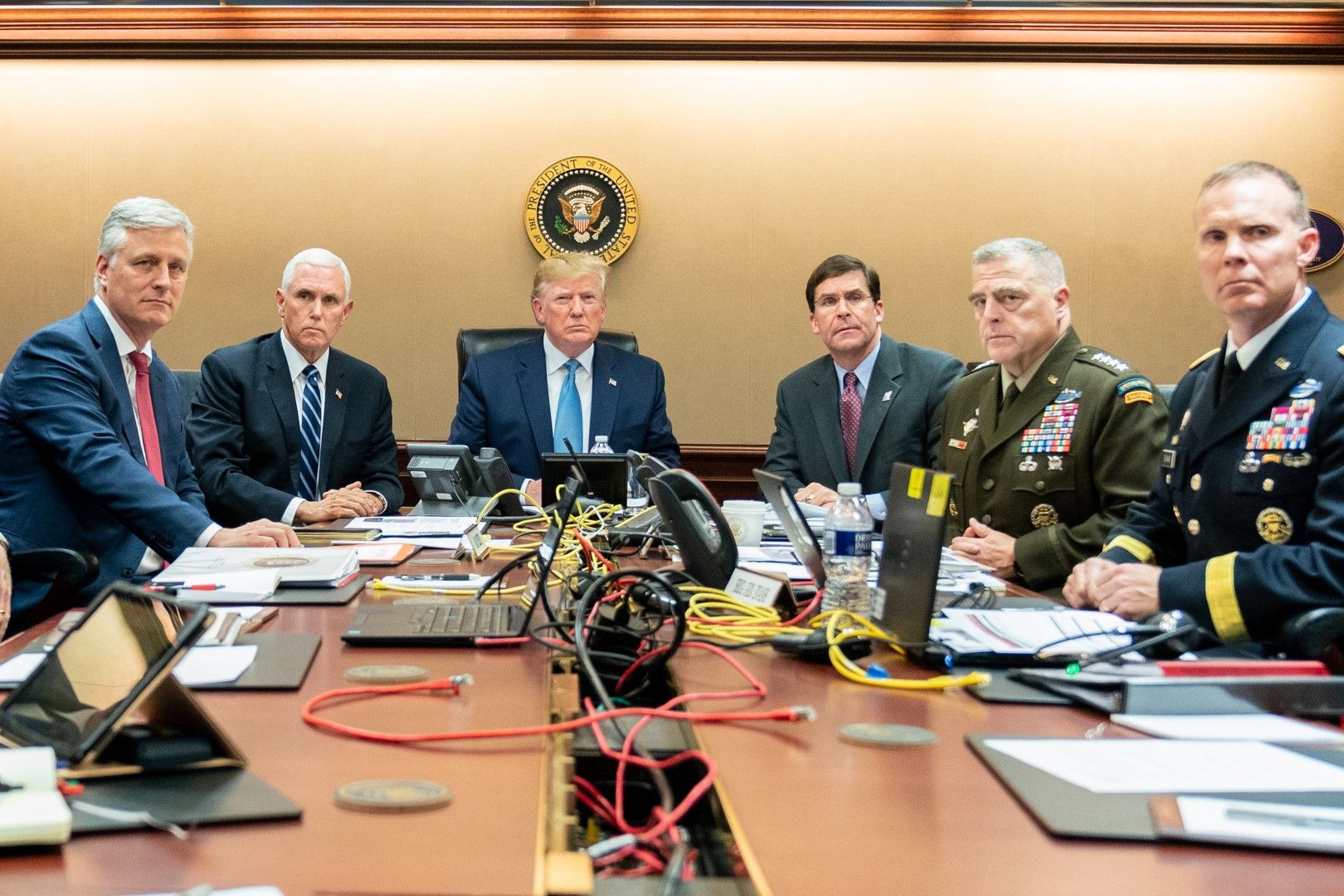 (От ляво) Робърт О'Брайън, вицепрезидентът Майк Пенс, Доналд Тръмп, министърът на отбраната Марк Еспър и генералите Марк Мили и Маркус Евънс - хората, които са в основата на военната стратегия на САЩ