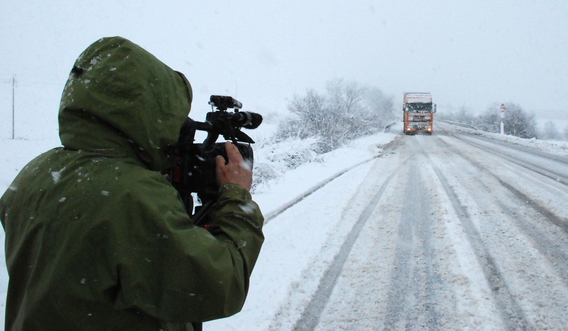 В късния следобед на 5 февруари продължава силният снеговалеж над Хасково и настилката започна да замръзва
