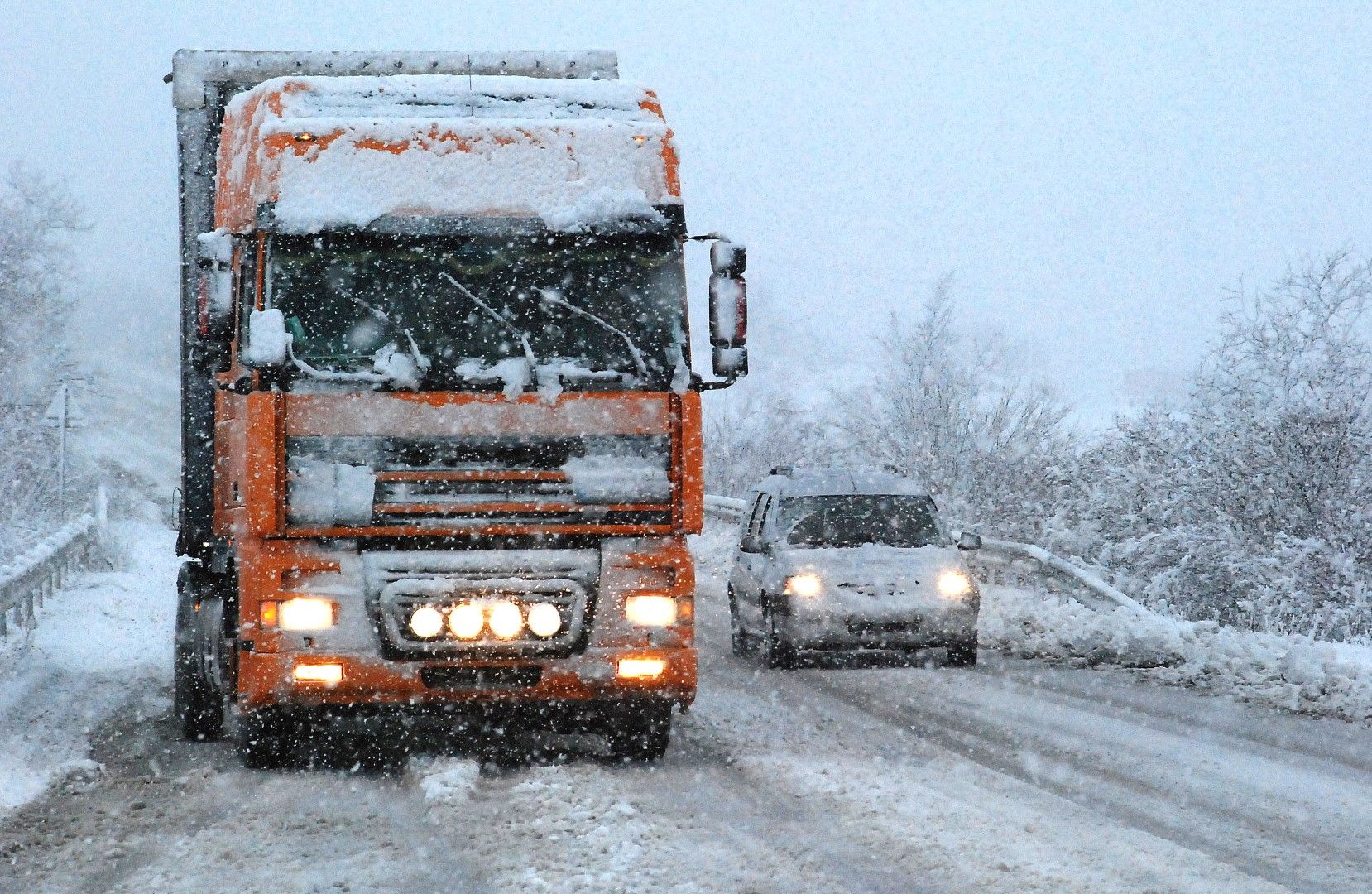 Камиони с износени гуми боксуват и създават проблеми за движението по международен път "Е-80" край Хасково