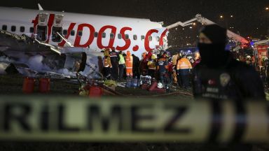  Турският аероплан паднал от 30 метра преди да се разцепи на три: има починали 