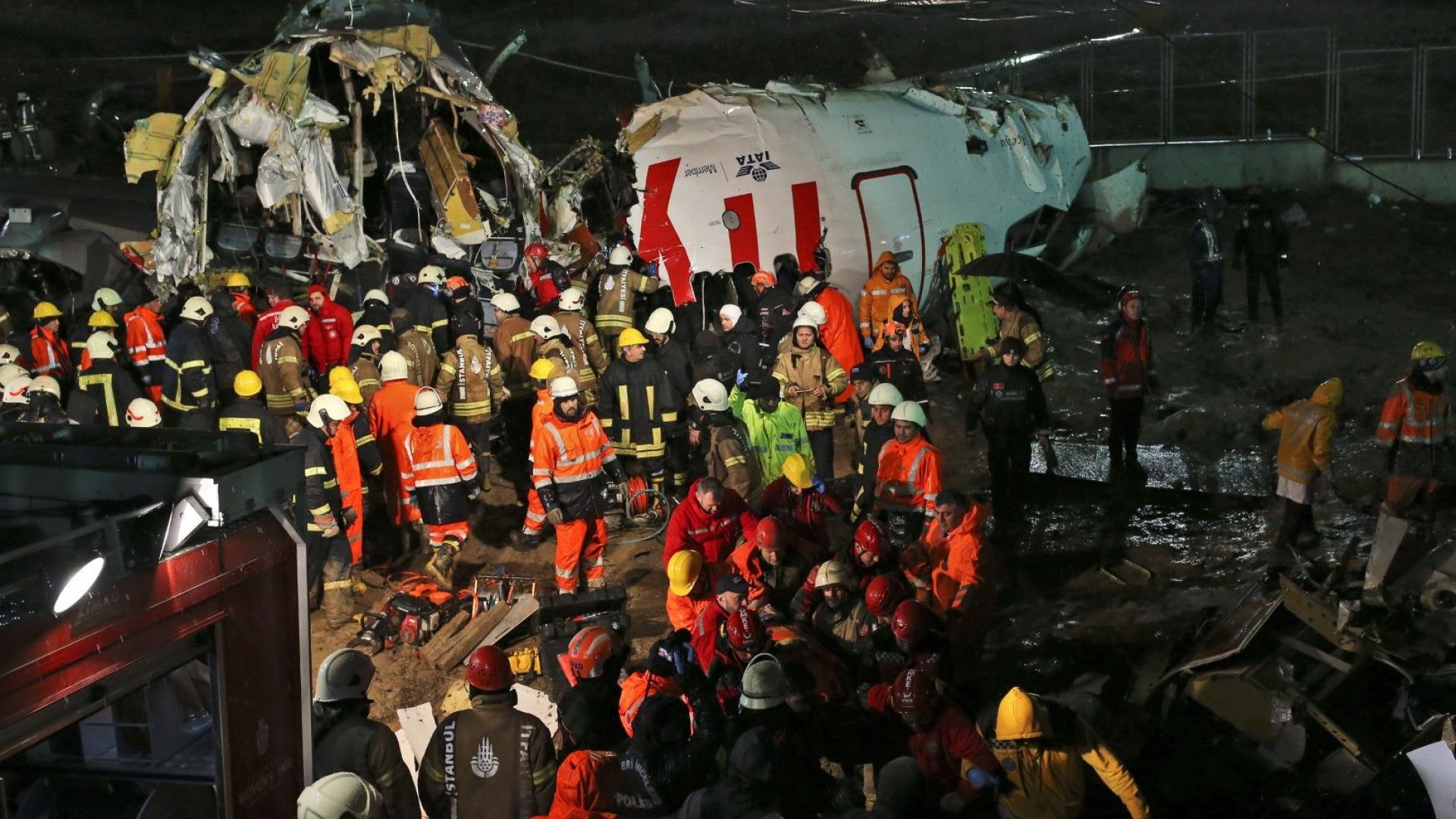 Няма пострадали български граждани при самолетната катастрофа на истанбулското летище