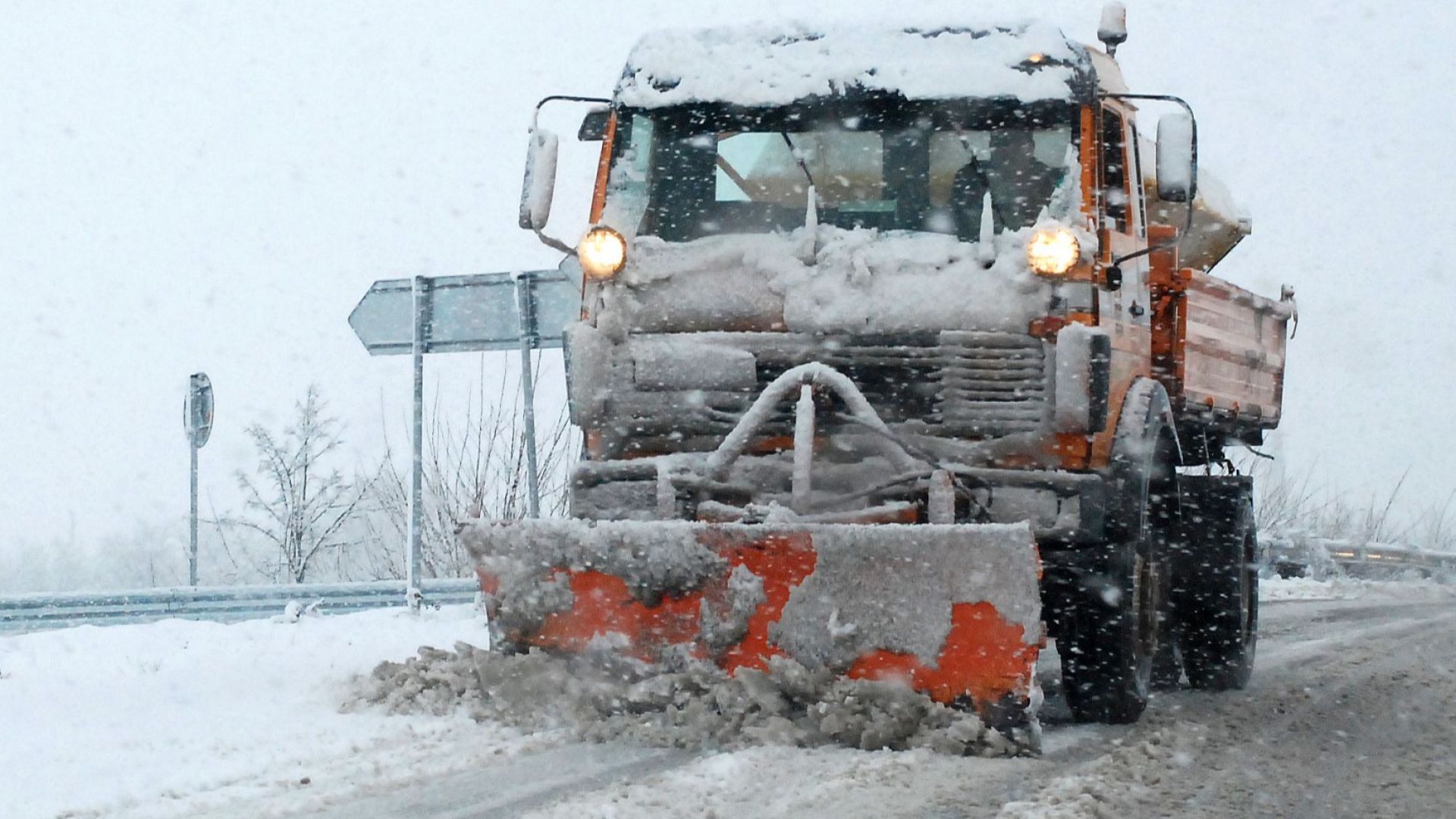 Усложнена е пътната обстановка заради обилните снеговалежи на много места