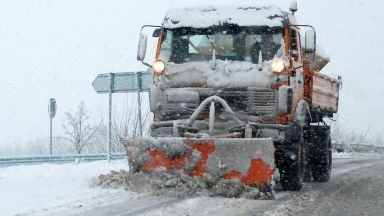 Обилните снеговалежи създадоха проблеми в проходите в Средна Стара планина