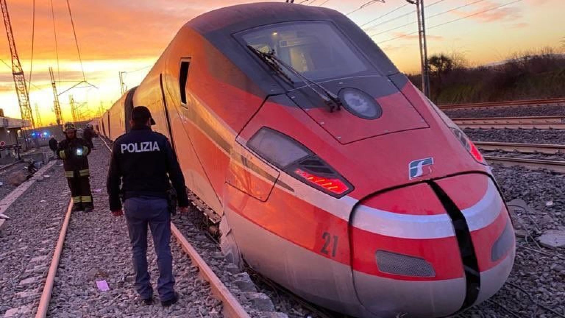 Скоростен влак дерайлира край Милано Загинали са двама души а