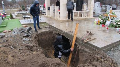 Взривиха гробницата на ромски барон в Русе 