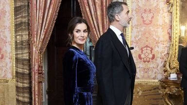 Кралица Летисия очарова с рокля от синьо кадифе