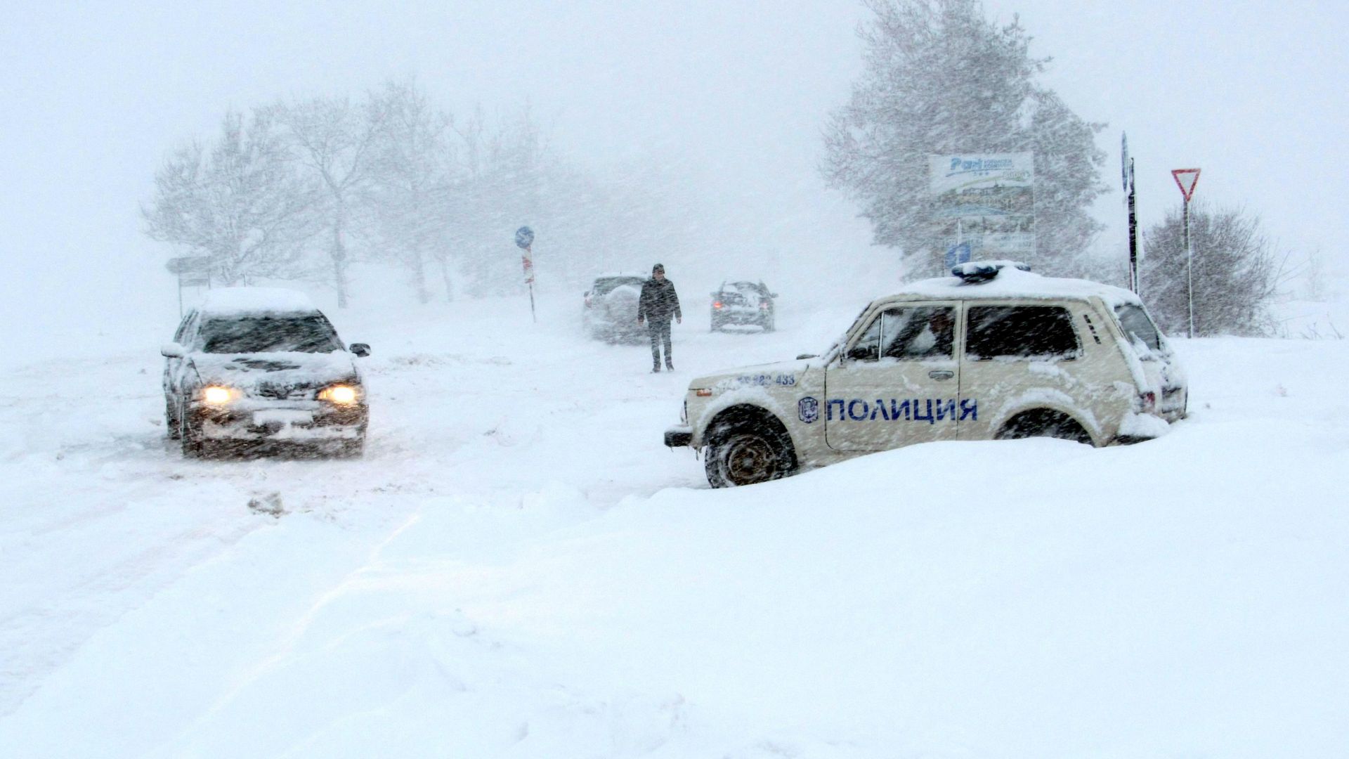 Снежни блокади и 2-метрови преспи в Русенско (снимки)