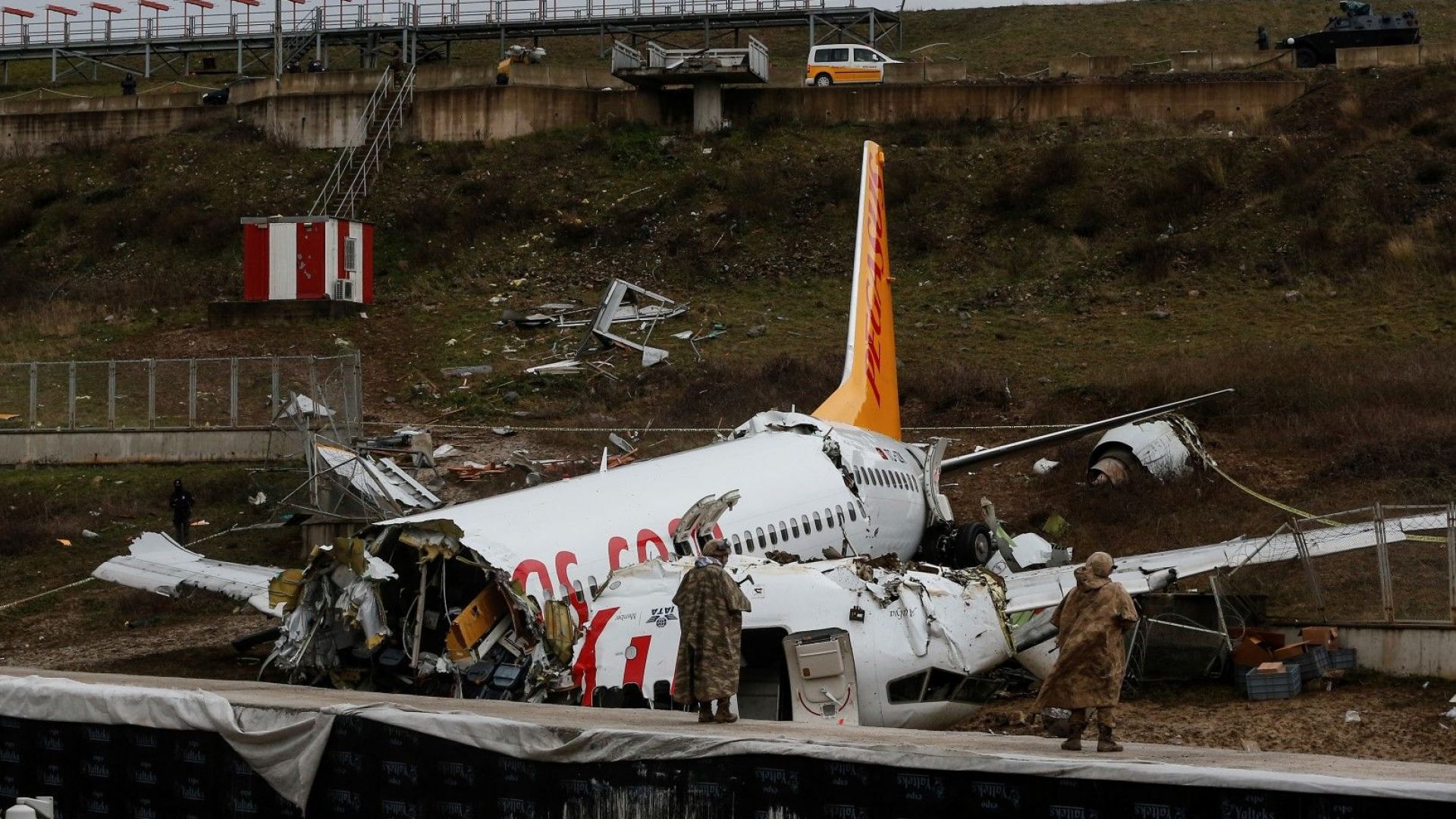Турските власти започнаха разследване срещу двамата пилоти за самолета, разцепил се на три 