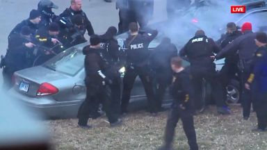 Полицейско преследване, арести и паднал от дърво на шампионски парад в САЩ (видео)