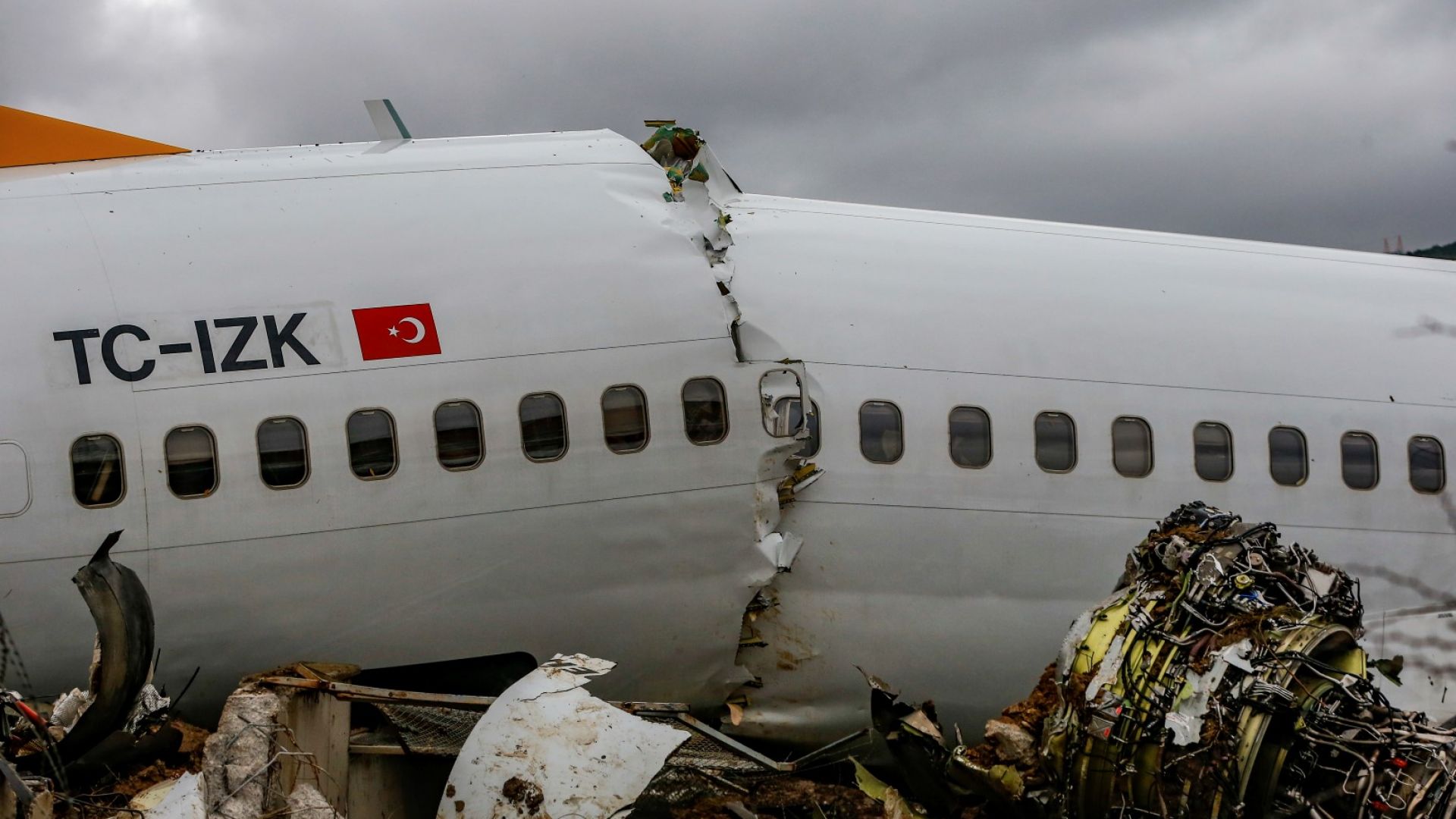Пътници от сцепения самолет в Турция разказват за преживения ужас