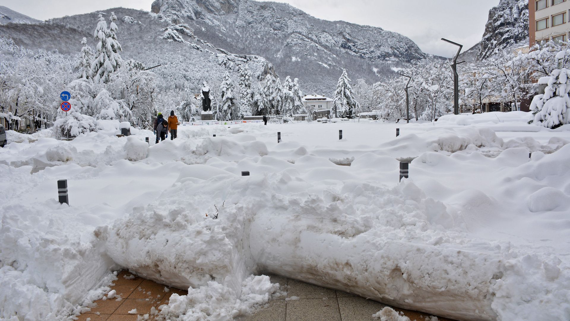 Продължава разчистването до туристите на Върховръх Десет души са блокирани