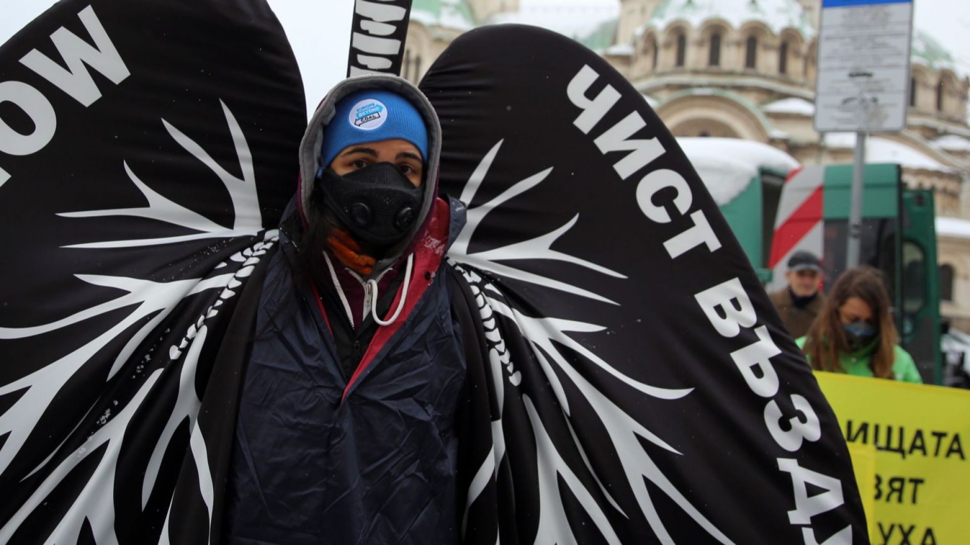 Екоактивисти на Грийнпийс България проведоха протестна акция пред парламента тази