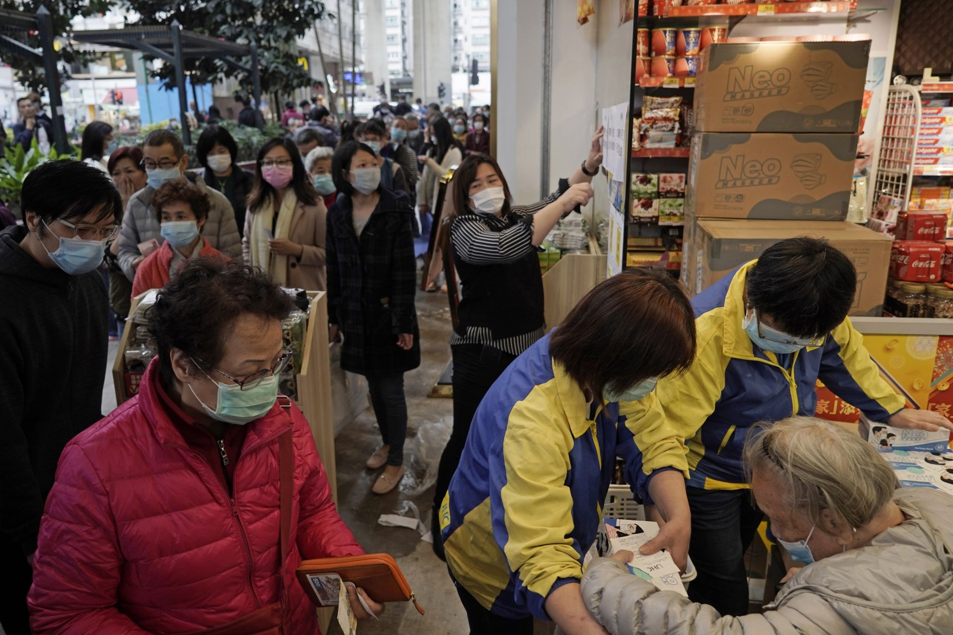 Жителите на Хонконг се запасяват с храни и консумативи в разгара на кризата с новия коронавирус