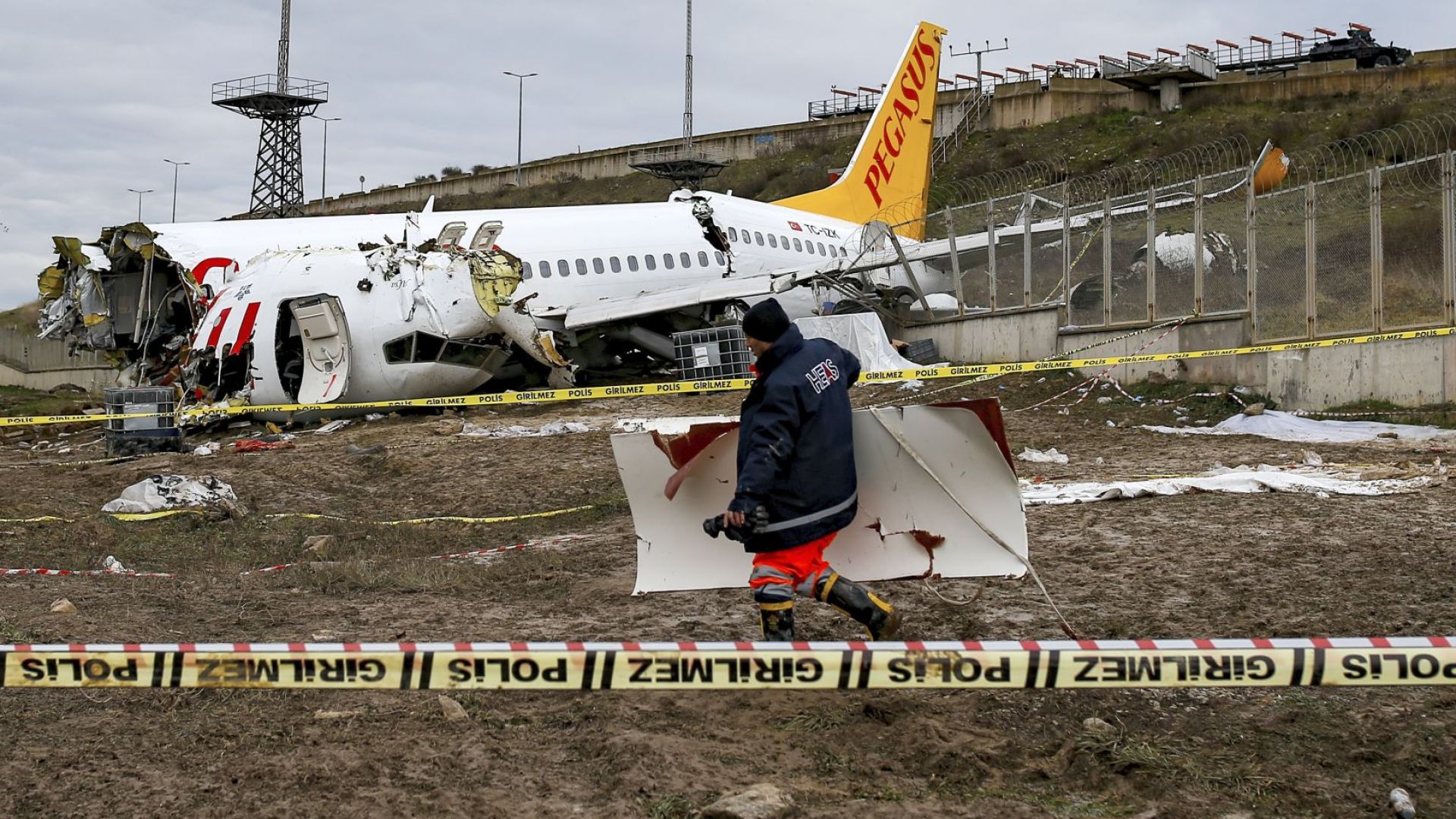 Поредица от грешки довели до разцепването на самолета в Истанбул