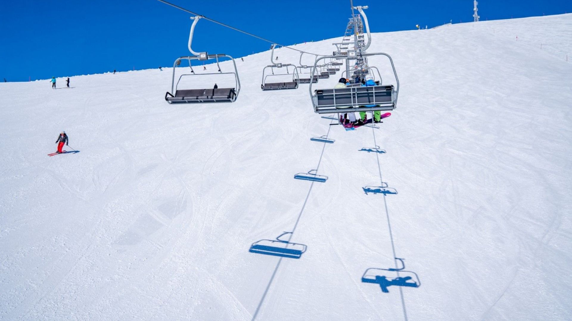 Четирима души пострадаха тежко след като седалка от лифт падна