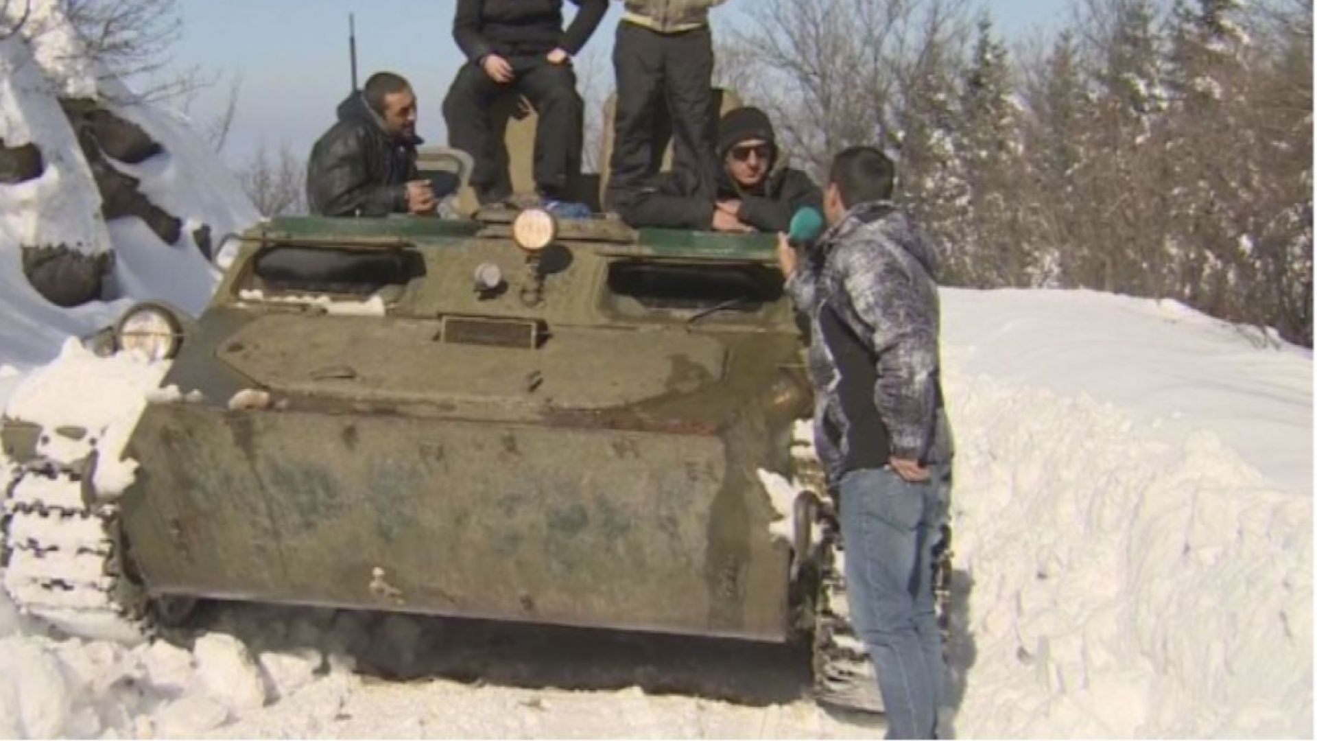 Доброволци с верижна военна машина помогнаха за транспортирането на две