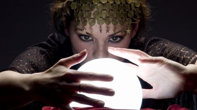 37 годишна мнима врачка взе 16 000 лева монети бижу и