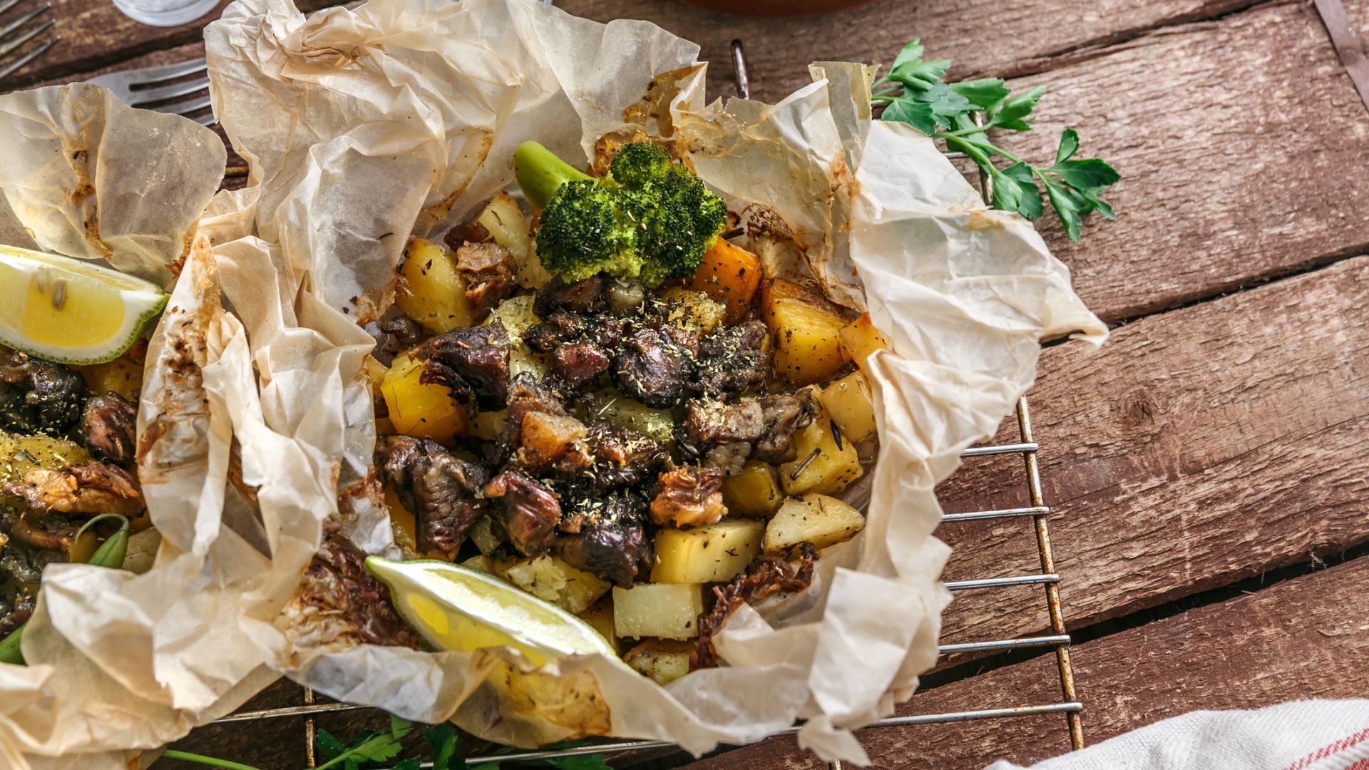 Традиционното кипърско ястие клефтико което представлява агнешко месо с картофи