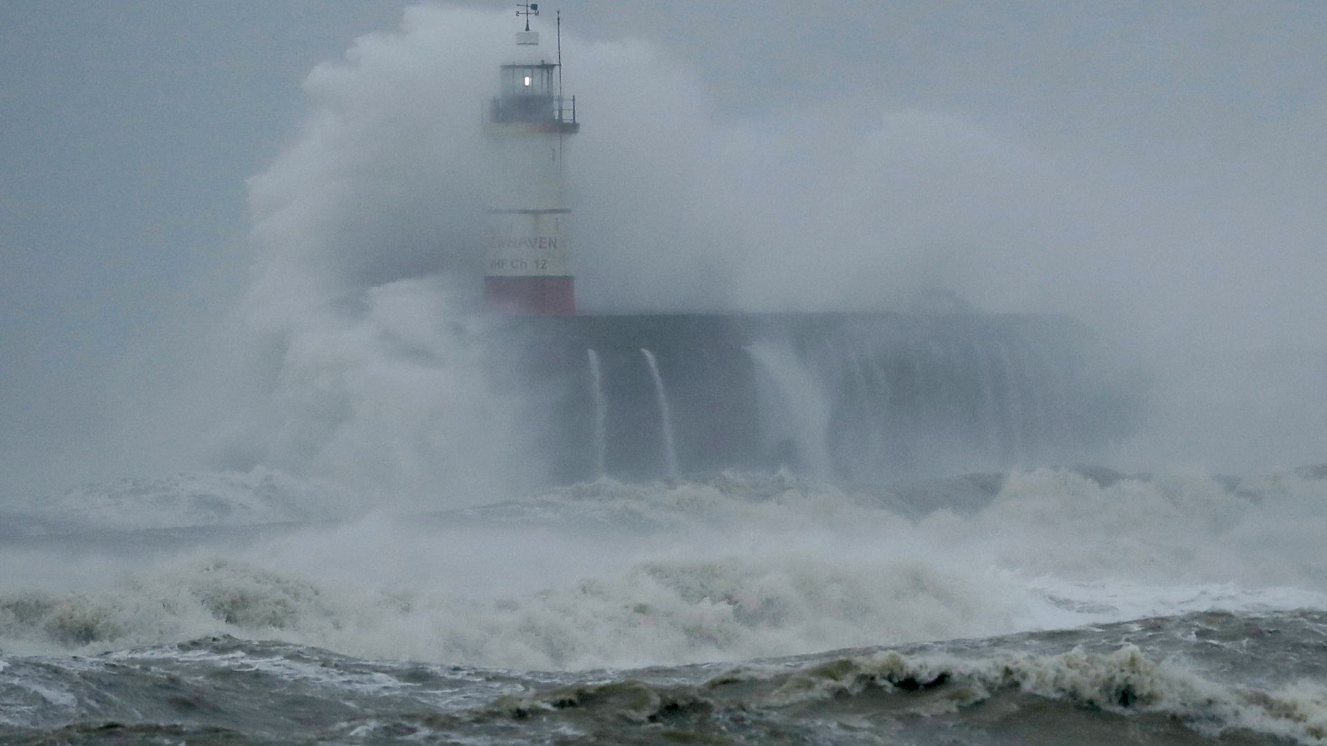 В цяла Северна Европа бяха отменени полети а железопътни услуги