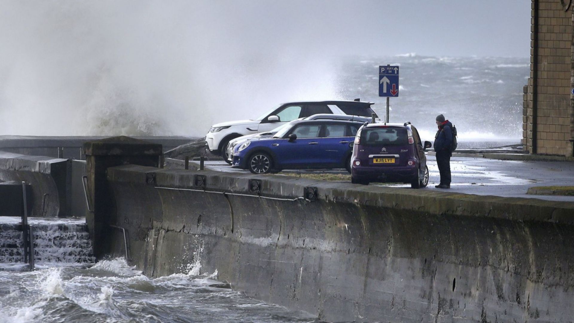 В цяла Северна Европа бяха отменени полети а железопътни услуги